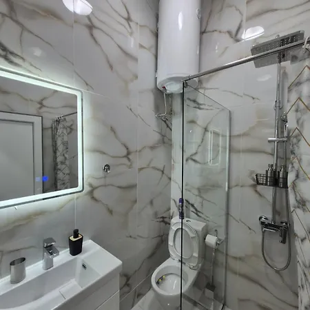 アパート Authentic Centre - 7 For 15 Guests, With Patios In Courtyard For Smokers