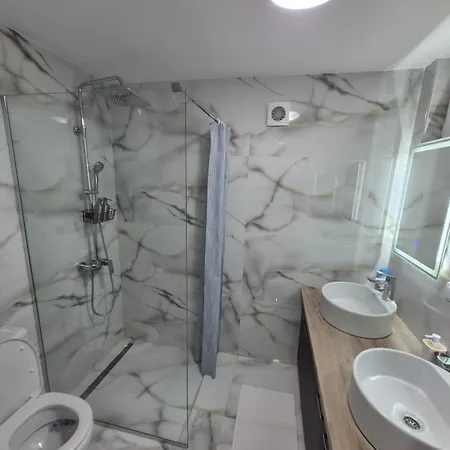 Apartament Authentic Centre - 7 For 15 Guests, With Patios In Courtyard For Smokers *