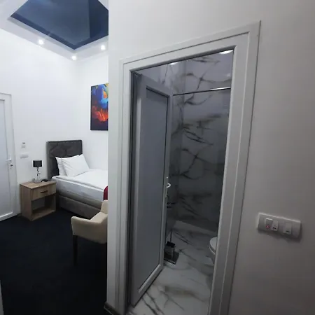 アパート Authentic Centre - 7 For 15 Guests, With Patios In Courtyard For Smokers *