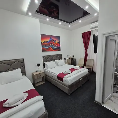 Authentic Centre - 7 For 15 Guests, With Patios In Courtyard For Smokers Belgrad