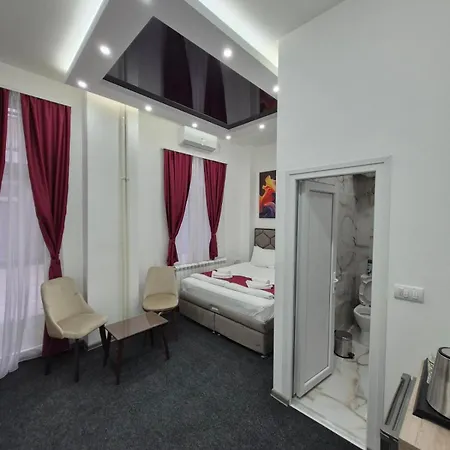 Authentic Centre - 7 For 15 Guests, With Patios In Courtyard For Smokers Belgrad