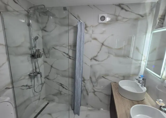 Apartman Authentic Centre - 7 For 15 Guests, With Patios In Courtyard For Smokers *