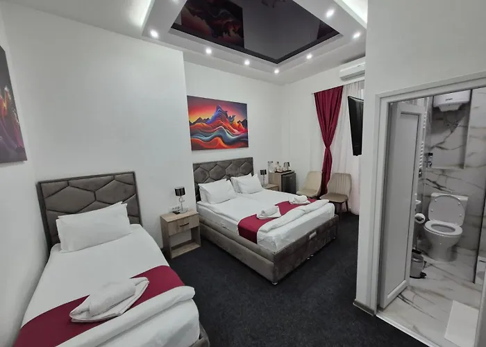 Authentic Centre - 7 For 15 Guests, With Patios In Courtyard For Smokers Belgrád