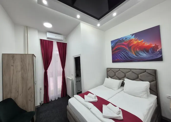 Authentic Centre - 7 For 15 Guests, With Patios In Courtyard For Smokers *