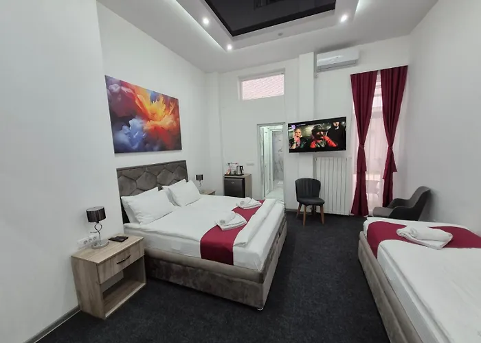 Authentic Centre - 7 For 15 Guests, With Patios In Courtyard For Smokers Belgrád